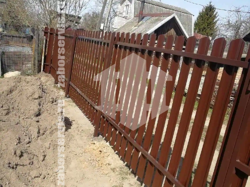 Забор из металлического штакетника 32 метра