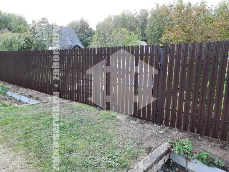 Забор из металлического штакетника с воротами 84 метра