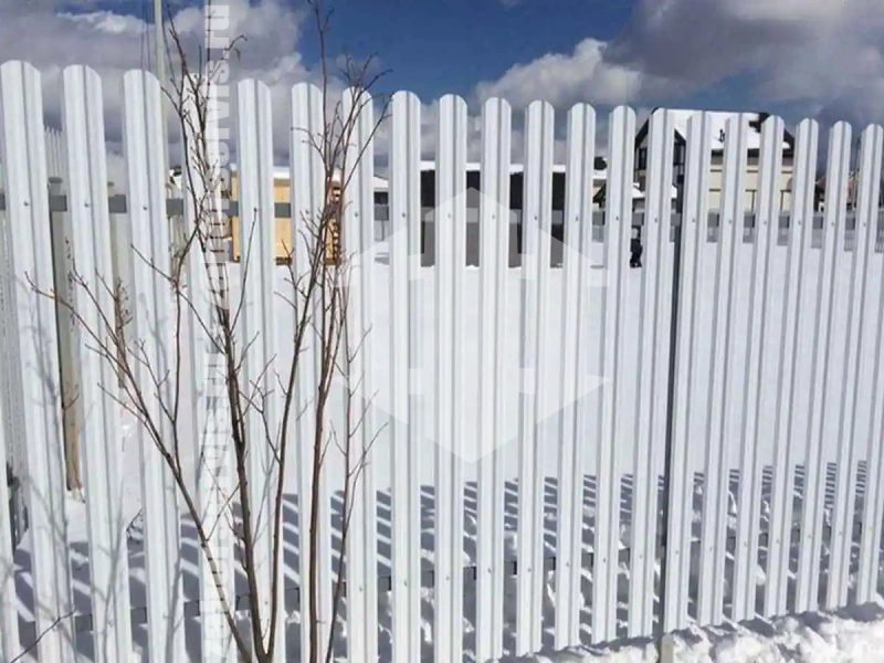 Забор из металлического штакетника белый 53 метра