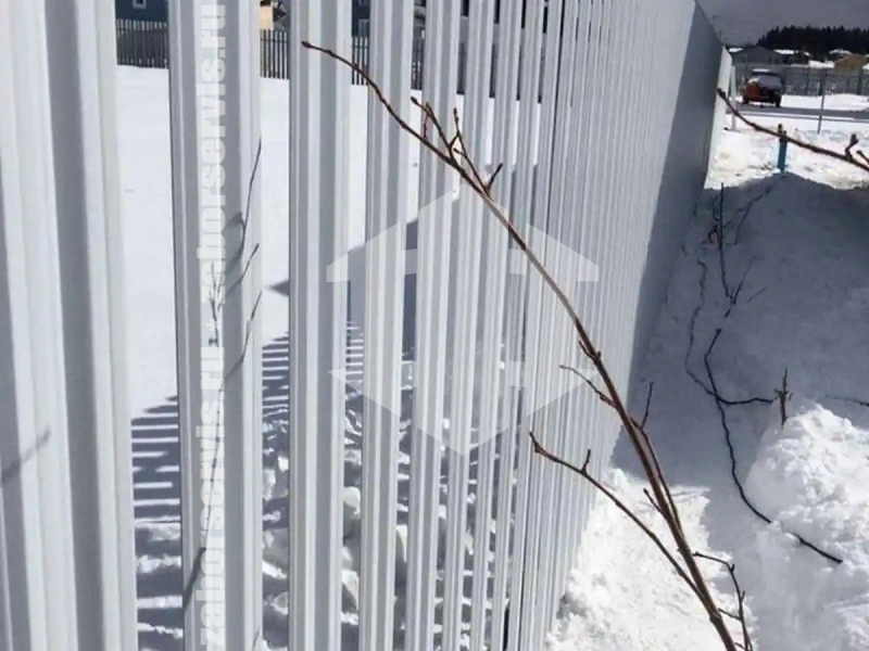 Забор из металлического штакетника белый 53 метра