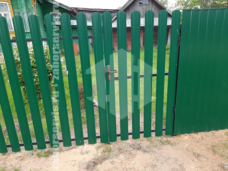 Забор из евроштакетника с забивными столбами 14 метров