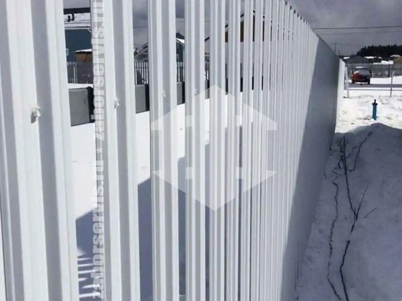 Забор из металлического штакетника белый 53 метра