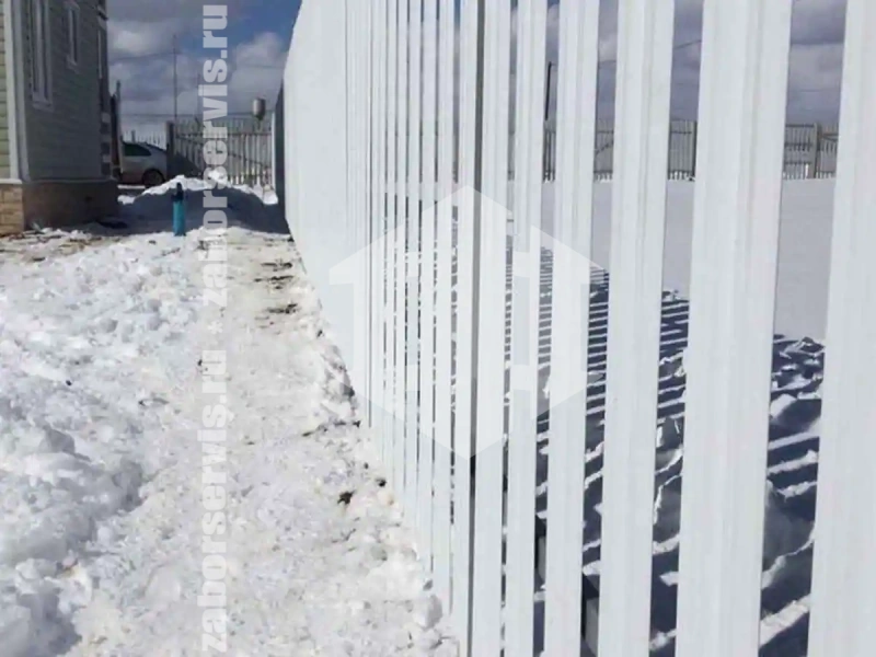 Забор из металлического штакетника белый 53 метра