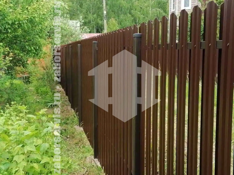 Забор из металлического штакетника с воротами 66 метров